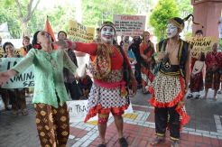 Pelaku Seni Tradisional Protes Disbudpar Kota Surabaya