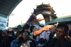 Ribuan Kaum Dhuafa Potong Rambut Gratis di Masjid Ceng Ho Surabaya