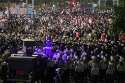Usai Laksanakan Tarawih, Massa Meninggalkan Kantor Bawaslu