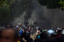 Massa Membakar Ban di Slipi