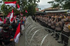 Pengunjuk Rasa Gelar Aksi Tolak Hasil Pilpres di KPU Sulteng