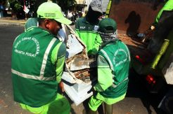Petugas Bersihkan Puing Pot Bunga Sisa Kerusuhan Tanah Abang