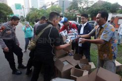 Relawan Gojo Bagikan Takjil ke Petugas Kepolisian