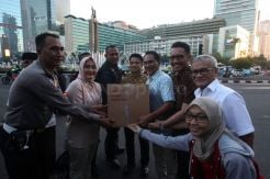 TKN dan Relawan GOJO Bagikan Takjil ke Petugas Kepolisian