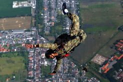 KOPASKA Gelar Terjun Tempur Free Fall