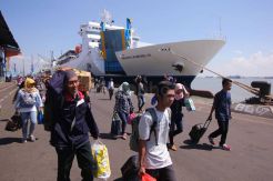 Pemudik Kapal Laut Tiba di Pelabuhan Tanjung Perak