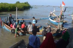 Warga Pamekasan Mudik dengan Perahu
