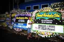 Karangan Bunga Penuhi Rumah Duka Cikeas