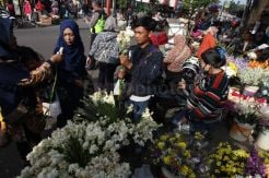 Penjual Bunga dan Kulit Ketupat di Pasar Kordon Bandung Ramai Pembeli