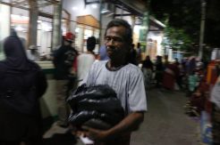 Warga Pulau Panggang Merima Zakat Fitrah
