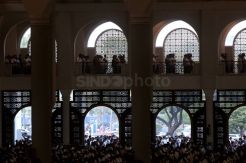 Ribuan Umat Muslim Salat Idul Fitri di Masjid Al Akbar Surabaya