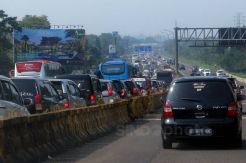 Warga Jakarta Liburan ke Puncak, Tol Ciawi Macet