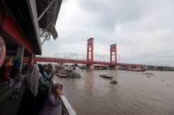 Menikmati Sungai Musi di Tepian Benteng Kuto Besak
