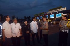 Menhub Tinjau Arus Balik di Jalur Tol Semarang