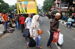Arus Balik Lebaran, Pemudik Tiba di Terminal Kampung Rambutan