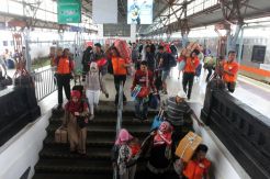 Puncak Arus Balik, Ribuan Pemudik Tiba di Stasiun Pasar Senen