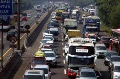 H+5 Arus Balik Masih Padat di Tol Jakarta-Cikampek
