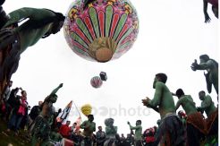 Meriahnya Festival Balon Udara di Kaki Gunung Sindoro