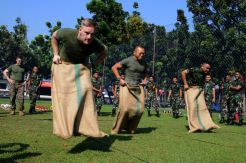 Keseruan Marinir Amerika Ikuti Lomba Ala Agustusan