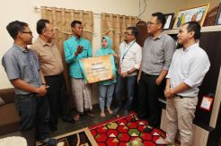 Arisan Mapan Serahkan Hadiah Bedah Isi Rumah
