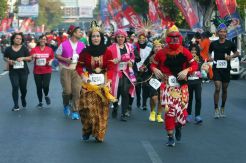 Peserta Berkostum Unik Ramaikan Semargres Parade and Run