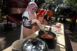 V Radio Gelar Masak Tauge Goreng Bareng Mpok Fery