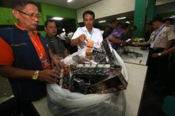 PPIH Embarkasi Surabaya Sita Ribuan Batang Rokok Jamaah Calon Haji