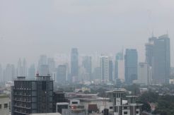Pemandangan Gedung Bertingkat di Jakarta Berselimut Kabut Polusi