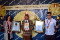 Chris John Terima Penghargaan The Legend Award