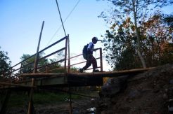 Melintasi Jembatan Putus di Hari Pertama Masuk Sekolah