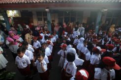 Hari Pertama Sekolah, Orangtua Penuhi SD Negeri 1 Gandul