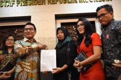 Baiq Nuril Serahkan Permohonan Amnesti ke Moeldoko