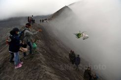 Masyarakat Suku Tengger Gelar Upacara Yadnya Kasada di Bromo