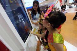 Kegembiraan Anak-Anak  Bermain Game di Booth Astra Financial
