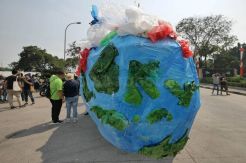 Aktivis Gelar Aksi Tolak Penggunaan Plastik Sekali Pakai