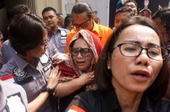 Di Depan Awak Media, Komedian Nunung Menangis