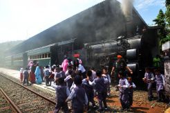 Peringatan Hari Anak di Kereta Lokomotif Uap Ambarawa-Tuntang