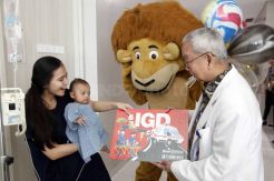 Badut dan Boneka Singa Hibur Pasien Siloam Hospital