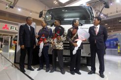 Peduli Pendidikan, KTB Donasikan Mitsubishi Colt Diesel ke 3 SMK