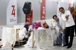 Presiden Jokowi Hadiri Acara Batik Kemerdekaan di Stasiun MRT