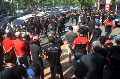 Ratusan Driver Online Demo Kantor Gubernur Jateng