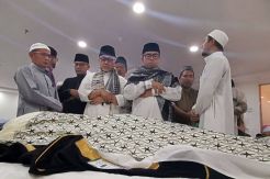 Ketua MPR Salatkan Jenazah KH Maimoen Zubair