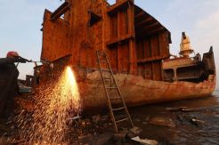Pemotongan Kapal Bekas di Kamal Madura