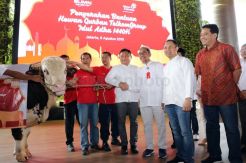 Telkom Serahkan Hewan Kurban