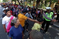 Ribuan Warga Antre Daging Kurban di PN Surabaya