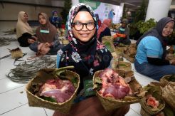Masjid Al-Akbar Surabaya Bagikan 3.000 Besek Daging Kurban