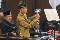 Kenakan Pakaian Sasak, Jokowi Pidato di Sidang Bersama DPR-DPD