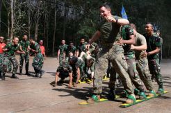 Marinir Amerika Ikuti Lomba Agustusan di Hutan Selogiri Kalipuro
