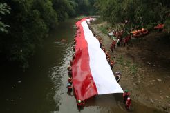 Pembentangan Bendera Merah Putih Sepanjang 74 Meter di Sungai Ciliwung