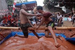 Duel Bantal Semarakkan HUT RI di Gandul Depok